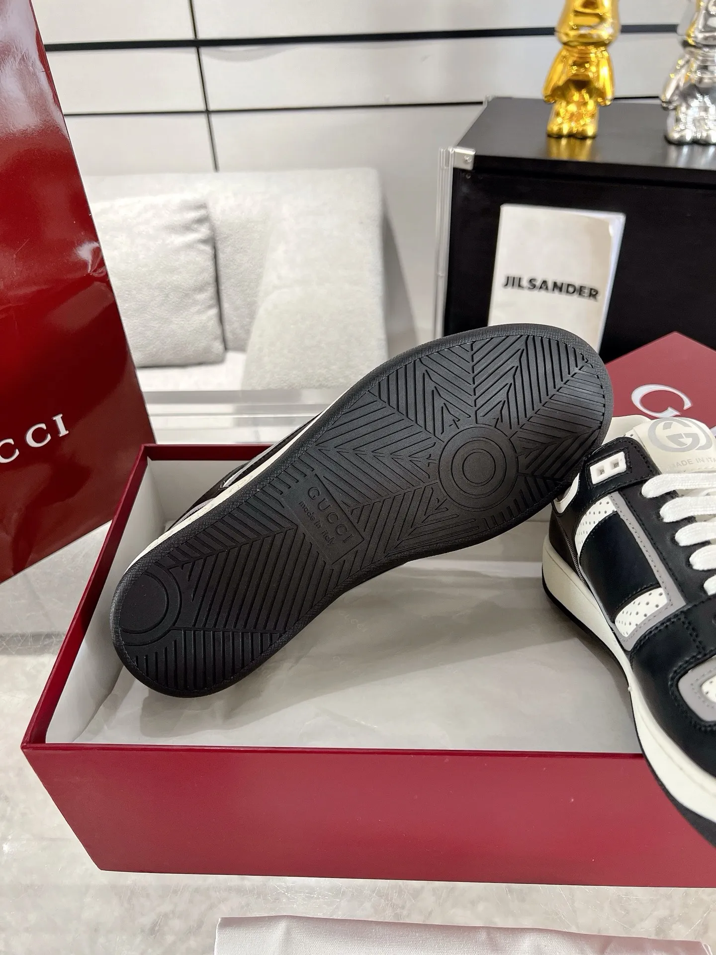 👟👟Ex-factory price 700👟👟 The latest casual sneakers for couples in white shoes❗️❗️ Original purchase, development and production. The sneakers are inspired by the classic sneakers of the 1970s, and the name is taken from the defensive movements in sports. This accessory is crafted from white leather, with an interlocking Double G stripe webbing embellished on the side, and the Gucci retro logo embellished on the shoe body. Original imported first-layer cowhide. Original custom-made soft sheepskin lining. Original open-molded TPU outsole. Bottom thickness: 2.5CM. Size: 35-44 (45 is custom-made and cannot be returned or exchanged)